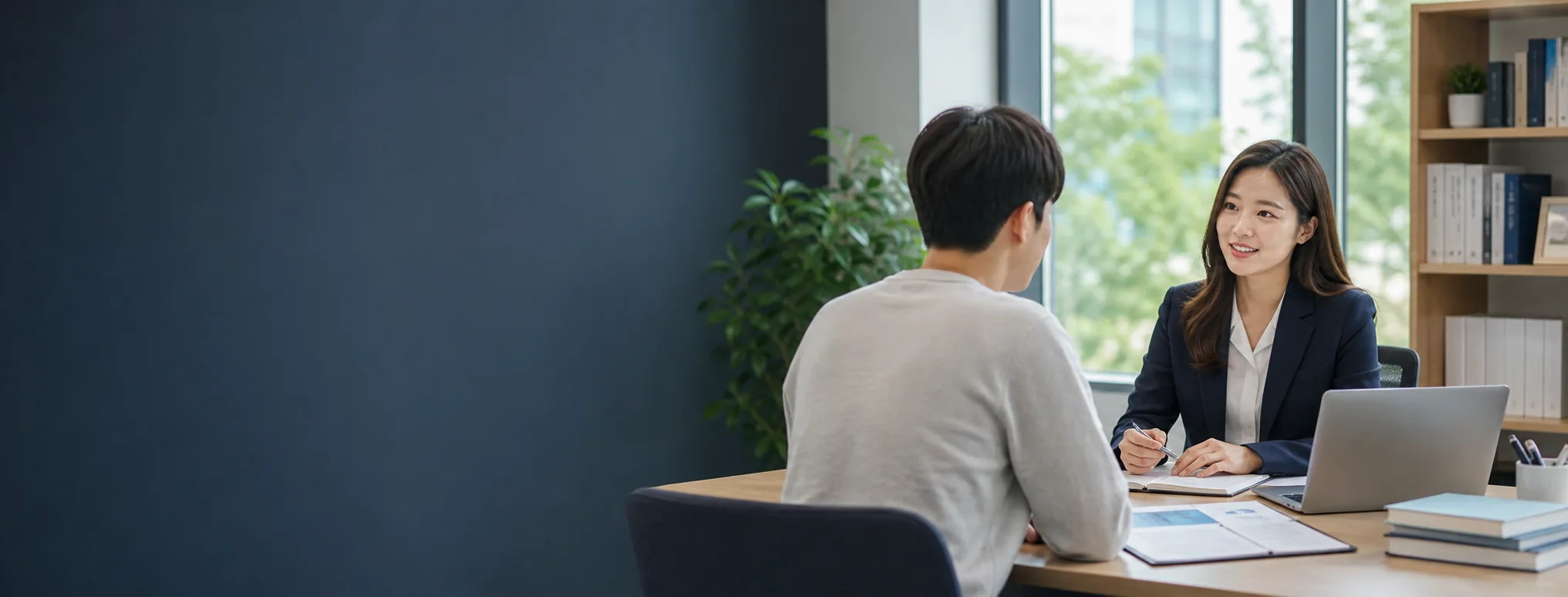 취업 상담을 받는 청년 이미지
